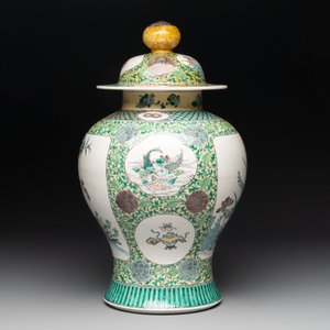 A pair of Chinese verte-biscuit 'cranes and flowers' vases and covers, 19th C. — photo 9