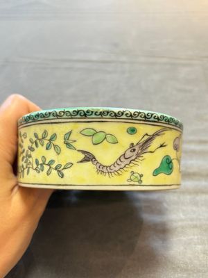 A pair of Chinese verte biscuit 'fish' jars and covers, 19th C. — photo 12