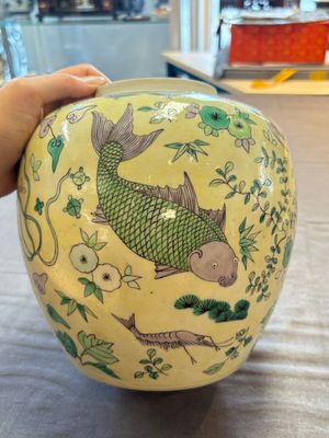 A pair of Chinese verte biscuit 'fish' jars and covers, 19th C. — photo 2