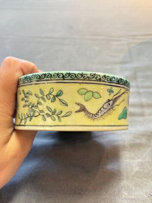 A pair of Chinese verte biscuit 'fish' jars and covers, 19th C. — photo 25