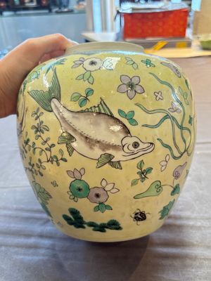 A pair of Chinese verte biscuit 'fish' jars and covers, 19th C. — photo 5