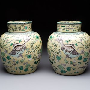 A pair of Chinese verte biscuit 'fish' jars and covers, 19th C. — photo 1