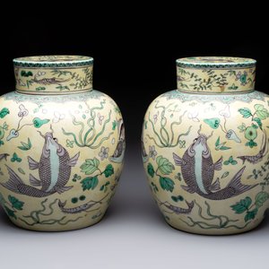 A pair of Chinese verte biscuit 'fish' jars and covers, 19th C. — photo 2