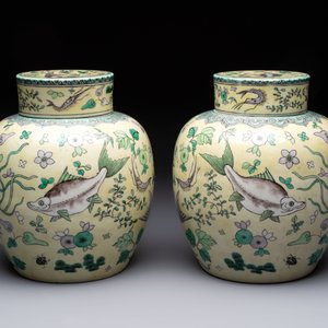 A pair of Chinese verte biscuit 'fish' jars and covers, 19th C. — photo 3