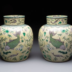 A pair of Chinese verte biscuit 'fish' jars and covers, 19th C. — photo 4