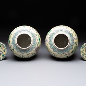 A pair of Chinese verte biscuit 'fish' jars and covers, 19th C. — photo 5