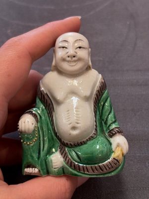 A pair of Chinese verte biscuit Milefo Buddhas, 19th C. — 照片 1
