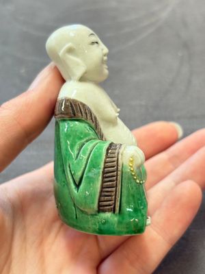 A pair of Chinese verte biscuit Milefo Buddhas, 19th C. — 照片 11