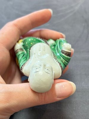 A pair of Chinese verte biscuit Milefo Buddhas, 19th C. — 照片 12