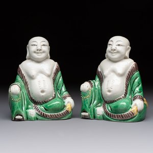 A pair of Chinese verte biscuit Milefo Buddhas, 19th C. — 照片 1