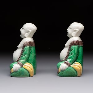 A pair of Chinese verte biscuit Milefo Buddhas, 19th C. — 照片 3
