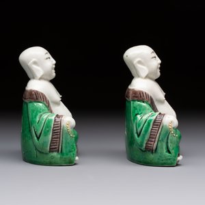 A pair of Chinese verte biscuit Milefo Buddhas, 19th C. — 照片 5