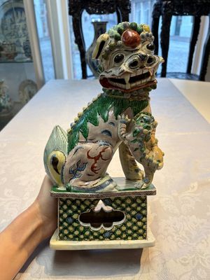 A pair of Chinese verte biscuit models of Buddhist lions, 18th C. — foto 1
