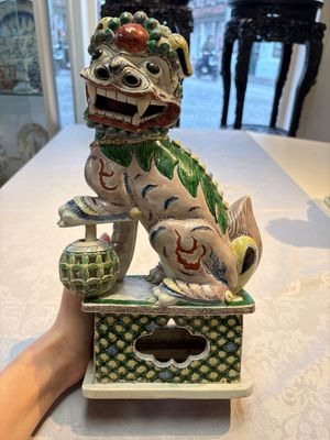 A pair of Chinese verte biscuit models of Buddhist lions, 18th C. — foto 12