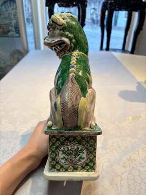 A pair of Chinese verte biscuit models of Buddhist lions, 18th C. — foto 13