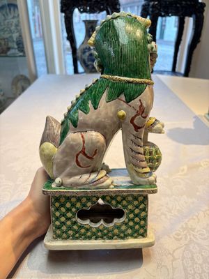 A pair of Chinese verte biscuit models of Buddhist lions, 18th C. — foto 14
