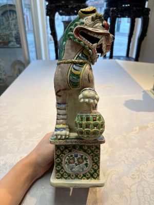 A pair of Chinese verte biscuit models of Buddhist lions, 18th C. — foto 15