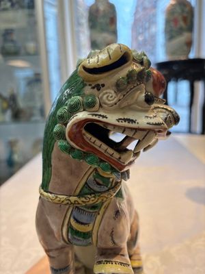 A pair of Chinese verte biscuit models of Buddhist lions, 18th C. — foto 16