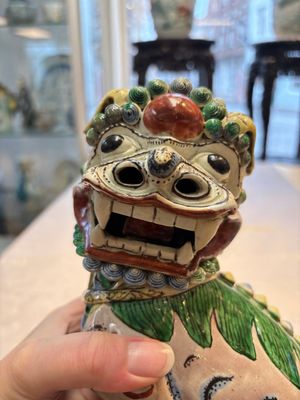 A pair of Chinese verte biscuit models of Buddhist lions, 18th C. — foto 17