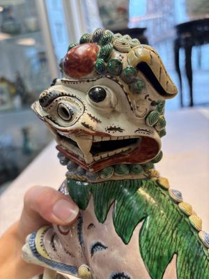 A pair of Chinese verte biscuit models of Buddhist lions, 18th C. — foto 18