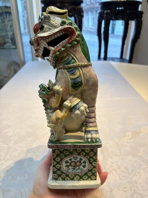 A pair of Chinese verte biscuit models of Buddhist lions, 18th C. — foto 2
