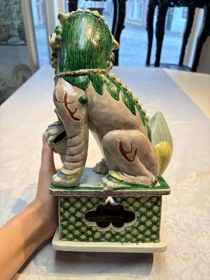 A pair of Chinese verte biscuit models of Buddhist lions, 18th C. — foto 3
