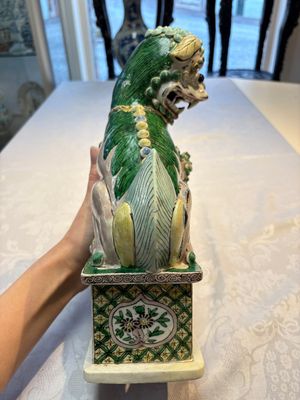 A pair of Chinese verte biscuit models of Buddhist lions, 18th C. — foto 4