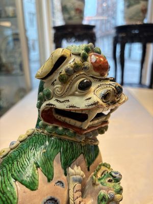 A pair of Chinese verte biscuit models of Buddhist lions, 18th C. — foto 5