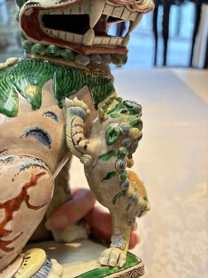 A pair of Chinese verte biscuit models of Buddhist lions, 18th C. — foto 6