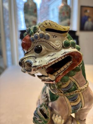 A pair of Chinese verte biscuit models of Buddhist lions, 18th C. — foto 7