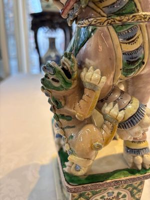 A pair of Chinese verte biscuit models of Buddhist lions, 18th C. — foto 8