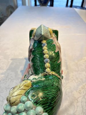 A pair of Chinese verte biscuit models of Buddhist lions, 18th C. — foto 10