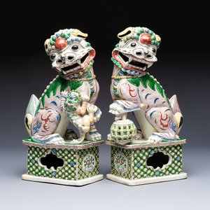 A pair of Chinese verte biscuit models of Buddhist lions, 18th C. — foto 1