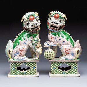 A pair of Chinese verte biscuit models of Buddhist lions, 18th C. — foto 2