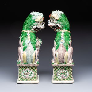 A pair of Chinese verte biscuit models of Buddhist lions, 18th C. — foto 3