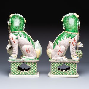 A pair of Chinese verte biscuit models of Buddhist lions, 18th C. — foto 4