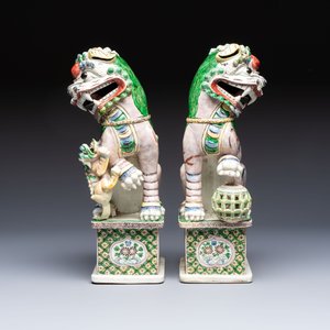 A pair of Chinese verte biscuit models of Buddhist lions, 18th C. — foto 5