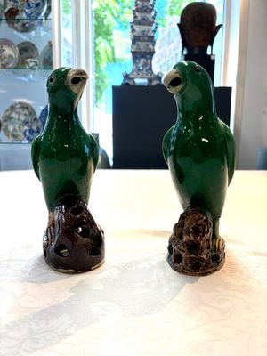 A pair of Chinese verte biscuit models of parrots, Kangxi — photo 1