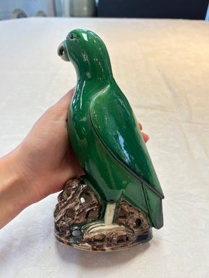 A pair of Chinese verte biscuit models of parrots, Kangxi — photo 11