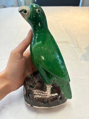 A pair of Chinese verte biscuit models of parrots, Kangxi — photo 2