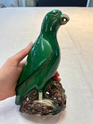 A pair of Chinese verte biscuit models of parrots, Kangxi — photo 9
