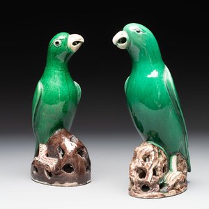 A pair of Chinese verte biscuit models of parrots, Kangxi — photo 1