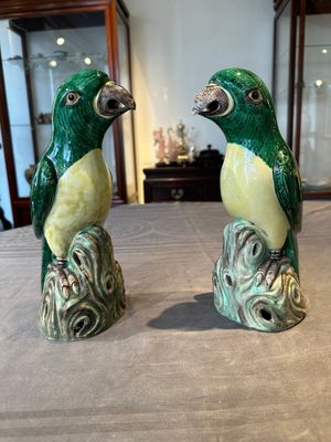 A pair of Chinese verte biscuit parrots, 19th C. — photo 1