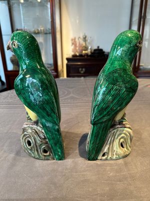 A pair of Chinese verte biscuit parrots, 19th C. — photo 4