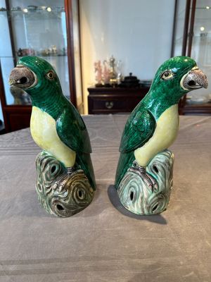 A pair of Chinese verte biscuit parrots, 19th C. — photo 5