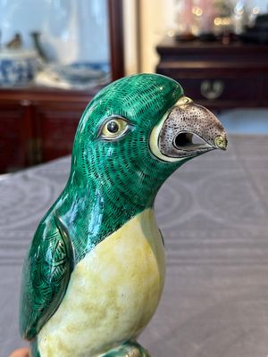 A pair of Chinese verte biscuit parrots, 19th C. — photo 6