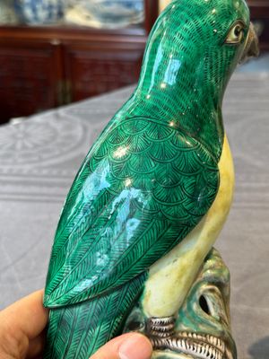 A pair of Chinese verte biscuit parrots, 19th C. — photo 7