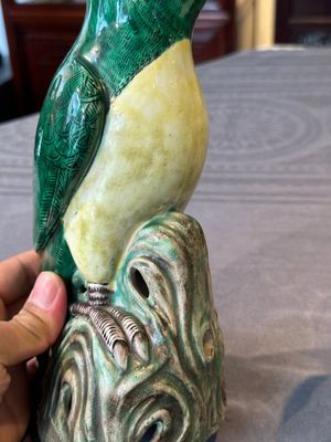 A pair of Chinese verte biscuit parrots, 19th C. — photo 8