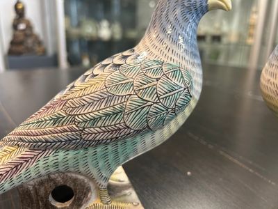 A pair of Chinese verte biscuit pigeons, 19/20th C. — 照片 3