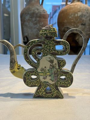 A pair of Chinese verte biscuit 'Shou' wine ewers, 19th C. — foto 1